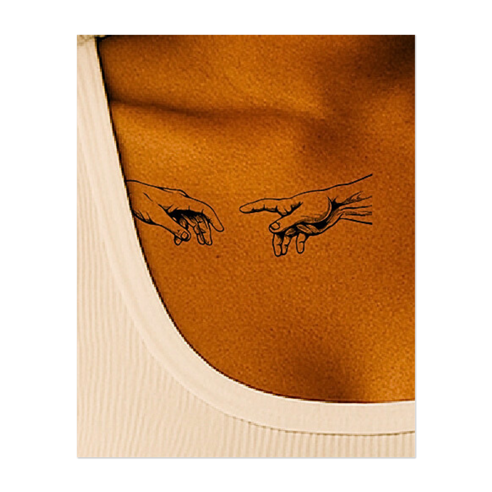 Questo tatuaggio mostra il graduale sviluppo artistico di due mani che si protendono l'una verso l'altra, riflettendo l'iconico tocco divino. Incastonato tra stelle splendenti, simboleggia la crescita, l'illuminazione e il viaggio senza tempo della connessione spirituale.