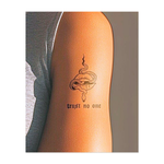 Un serpente arrotolato si insinua tra le labbra dischiuse, la sua silhouette seducente e minacciosa, con la frase "Trust no one" chiaramente visibile. Questo tatuaggio combina sensualità e pericolo, simboleggiando tradimento, cautela e le zanne nascoste dietro dolci parole.