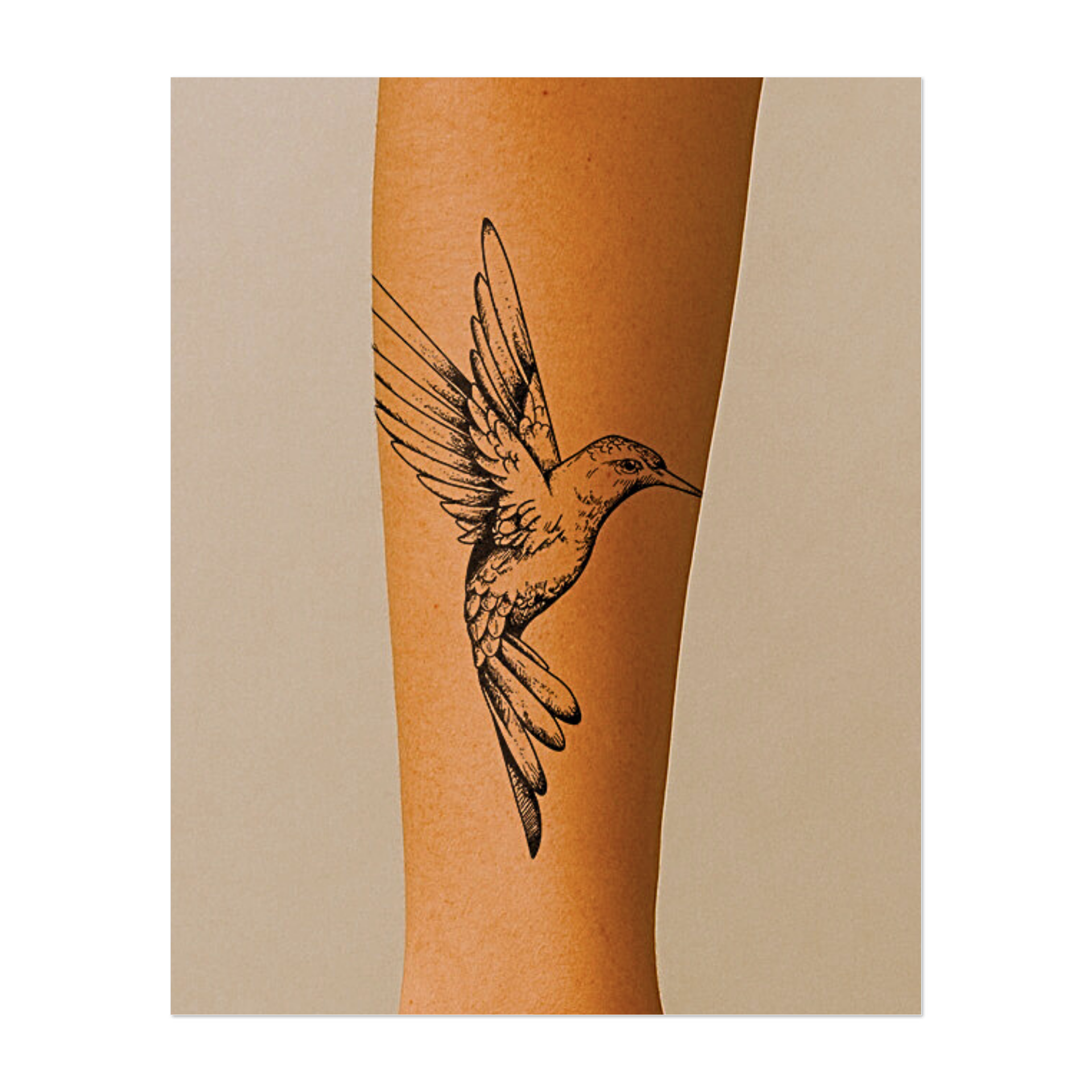 Questo tatuaggio temporaneo raffigura un colibrì delicatamente disegnato in volo. Con le sue linee dettagliate, la postura dinamica e le ali elegantemente spiegate, questo disegno incarna la leggerezza, la grazia e la bellezza della natura.