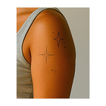 Un set di tatuaggi giocosi con stelle in una varietà di design. Linee pulite, curve delicate e dettagli raffinati creano un bagliore armonioso, ideale per accenti celestiali e un look sottilmente magico.