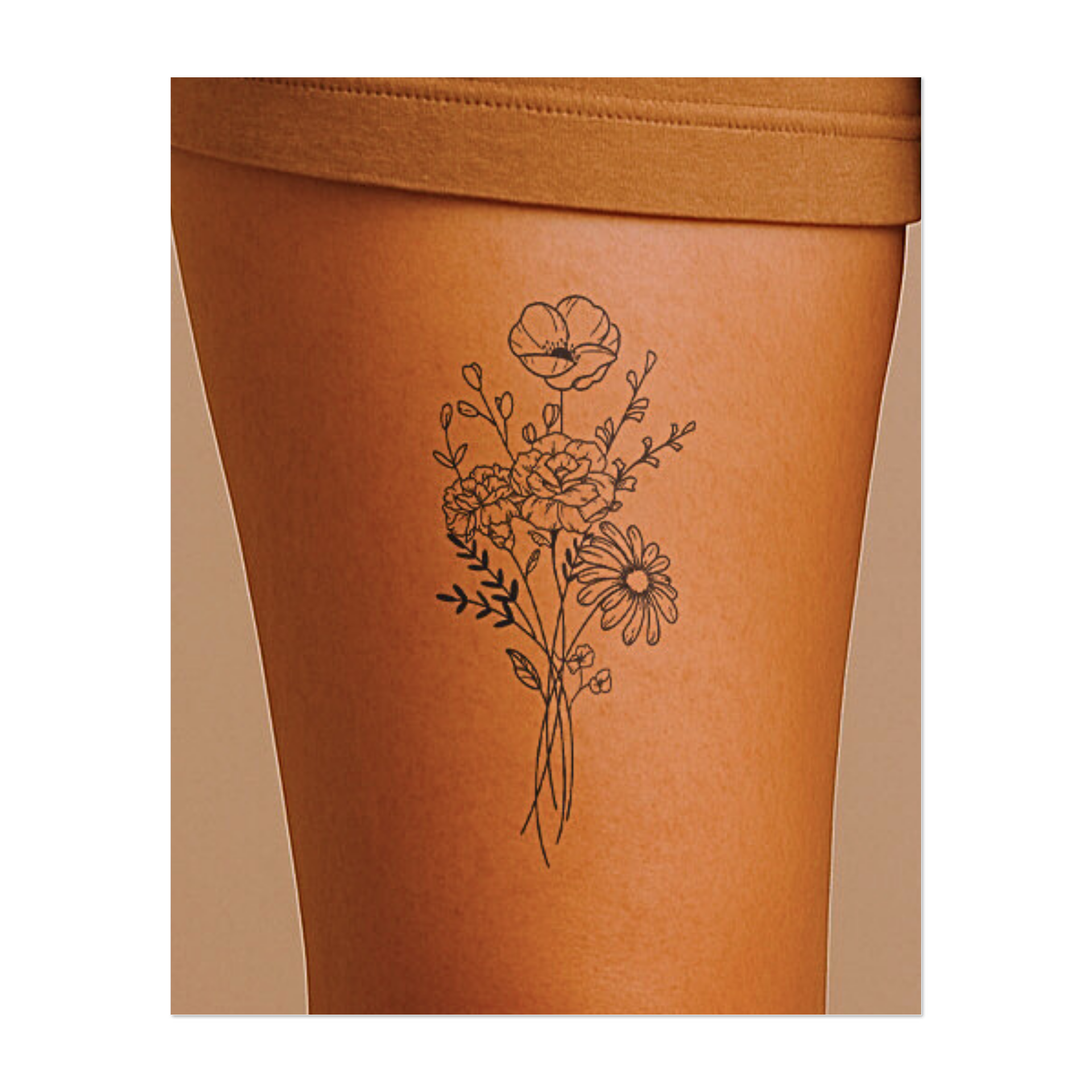 Un bouquet artisticamente disegnato di papaveri, garofani, margherite e delicati boccioli. Le linee delicate e la composizione armoniosa conferiscono al design un tocco romantico e naturale.