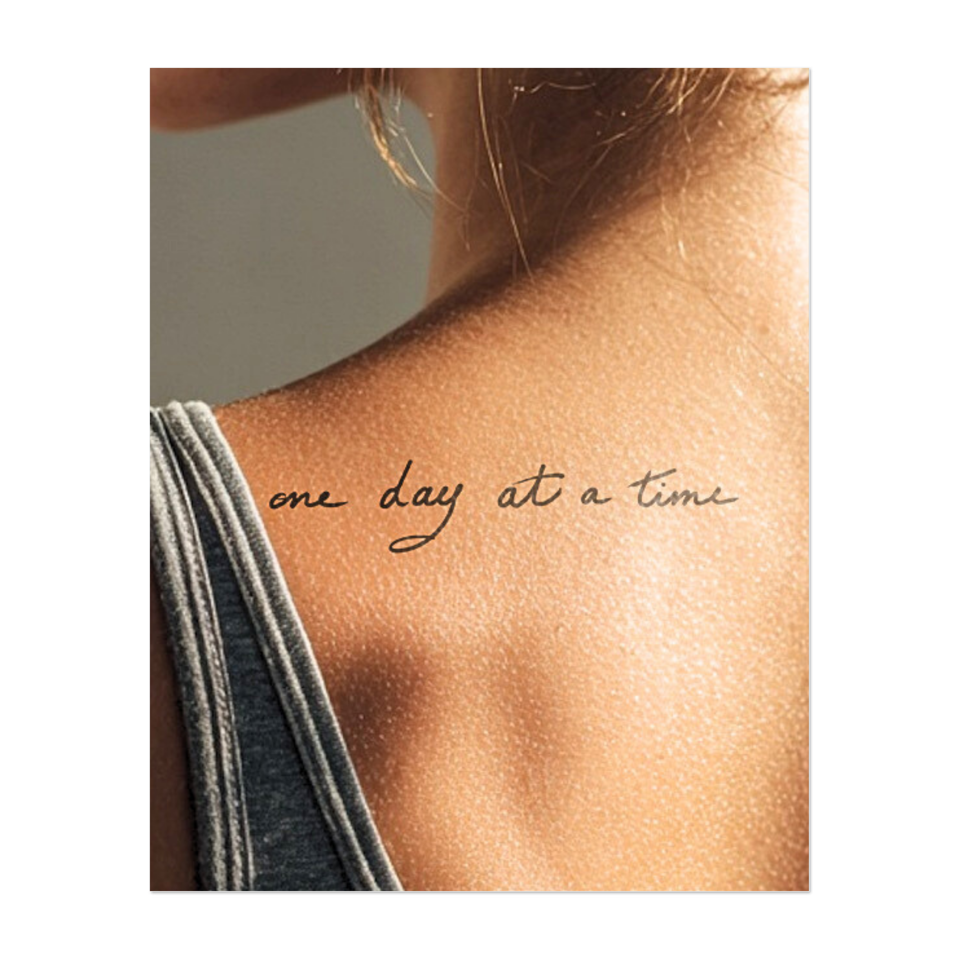 Elegante scritta a mano con il messaggio motivazionale "Un giorno alla volta". Le linee morbide evocano calma e sicurezza, perfette per un promemoria quotidiano di consapevolezza e serenità.