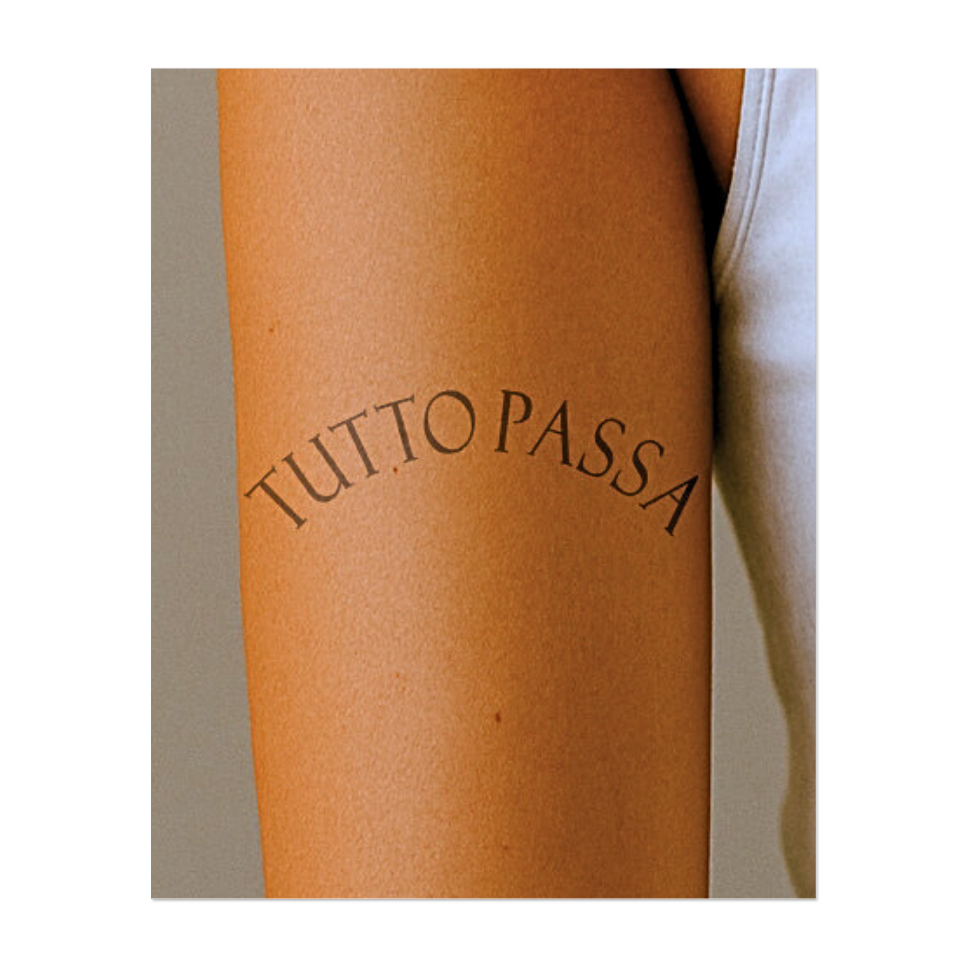 Lettering classico con curve eleganti, con il messaggio italiano "Tutto Passa" - "Tutto passa". La tipografia chiara e le curve delicate conferiscono a questo tatuaggio un'aura calmante e confortante.