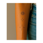 Un armonioso set di tre motivi a stella stilizzati: un cerchio radiale, un diamante delicatamente curvo e una classica stella incrociata con puntini sottili. Ideale per un look moderno e mistico dalle linee pulite.