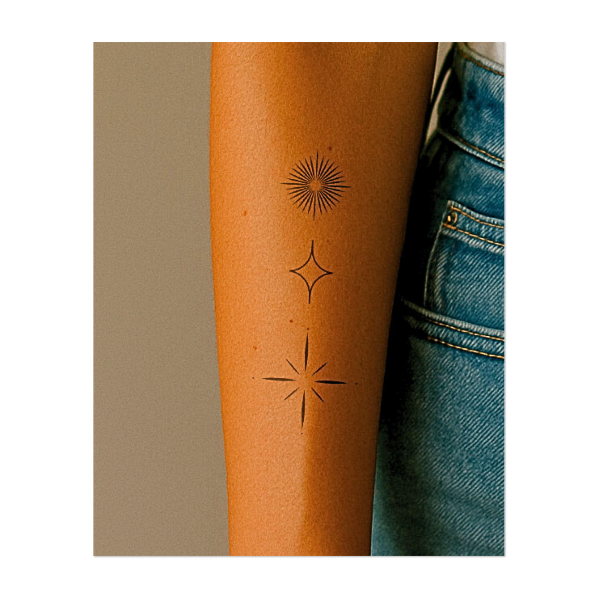 Un armonioso set di tre motivi a stella stilizzati: un cerchio radiale, un diamante delicatamente curvo e una classica stella incrociata con puntini sottili. Ideale per un look moderno e mistico dalle linee pulite.