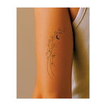 Un motivo floreale delicatamente curvo, decorato con un'elegante luna e piccole stelle. La combinazione di elementi floreali e simboli celestiali conferisce a questo design un'aura onirica e mistica, ideale per un look femminile e poetico.