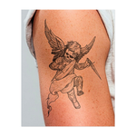 Questo sorprendente design combina innocenza e minaccia: un angelo alato con un volto a teschio, tatuaggi e due pugnali. Con movimento dinamico e simbolismo oscuro, incarna un'interpretazione ribelle del classico immaginario angelico.