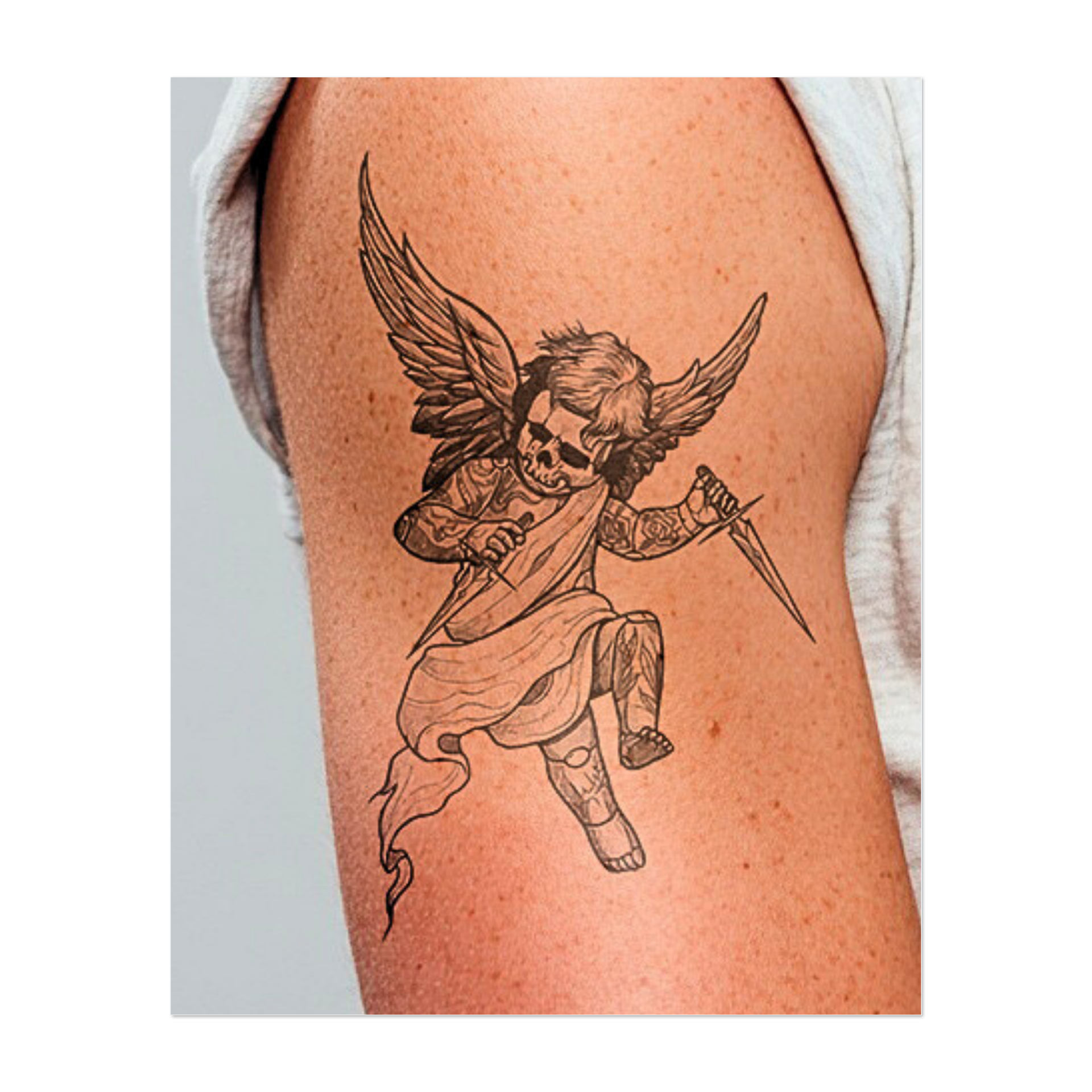Questo sorprendente design combina innocenza e minaccia: un angelo alato con un volto a teschio, tatuaggi e due pugnali. Con movimento dinamico e simbolismo oscuro, incarna un'interpretazione ribelle del classico immaginario angelico.