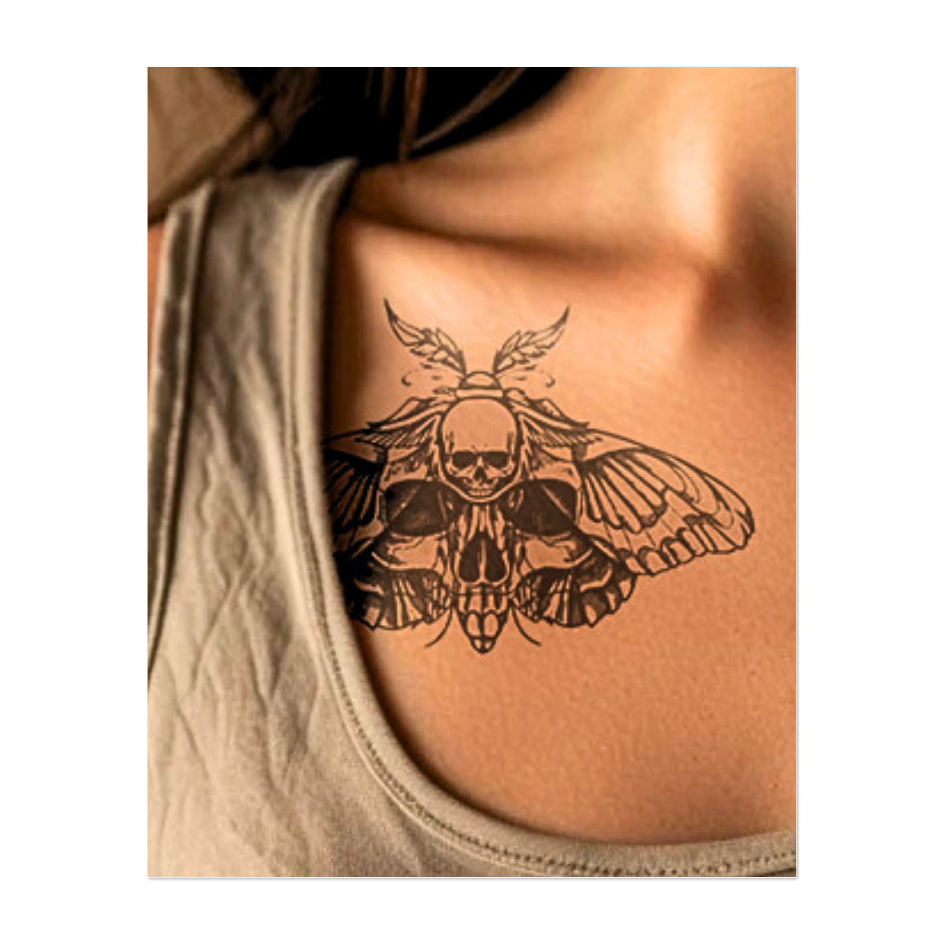 Questo tatuaggio scuro ed elegante raffigura una falena con ali dettagliate e motivi a forma di teschio nascosti intrecciati sul corpo. Un teschio centrale incorona il disegno, simboleggiando la trasformazione, la mortalità e la bellezza inquietante che aleggia tra la vita e la morte.