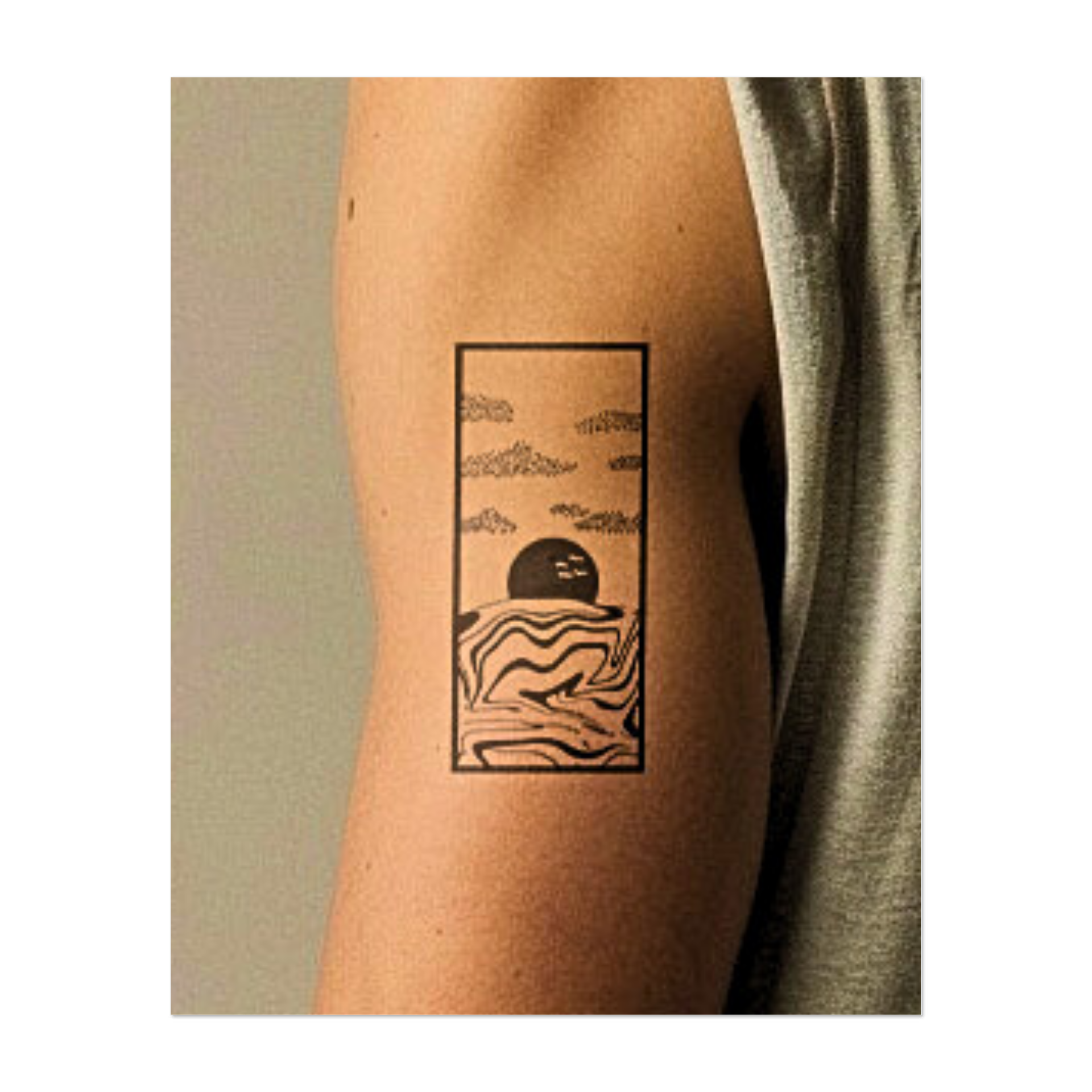 Questo tatuaggio temporaneo, incorniciato in un rettangolo minimalista, cattura un tranquillo tramonto con onde astratte che si increspano, nuvole punteggiate e uccelli che si stagliano contro il sole al tramonto. Un'armoniosa combinazione di pace e movimento che evoca una quieta contemplazione e un silenzio sognante.
