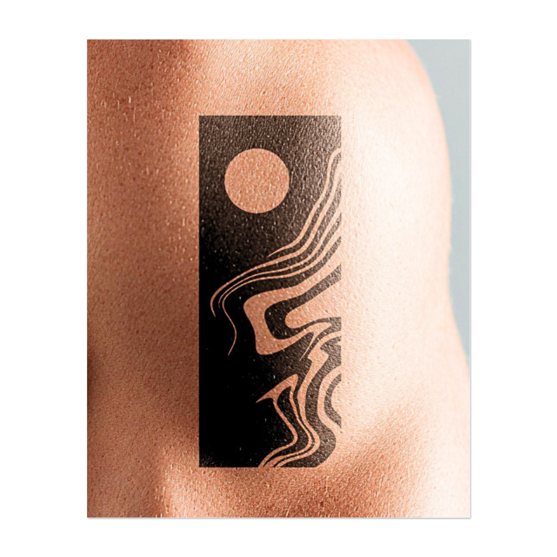 Questo tatuaggio minimalista presenta un rettangolo nero audace che incornicia una luna luminosa che sovrasta strisce ondulate che si arricciano lateralmente. Astratto e sereno, simboleggia la calma nel caos, la quiete della notte e la fluidità di pensieri e sentimenti.