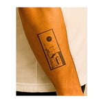 Questo tatuaggio temporaneo in una cornice rettangolare trasparente raffigura un tetto di una città con antenne sotto un sole nero splendente. Le linee minimaliste e il groviglio di cavi creano un'atmosfera calma e contemplativa: la solitudine incontra la geometria della vita urbana.