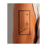 Questo tatuaggio raffigura una figura solitaria che cammina accanto a un'alta scala, proiettando una lunga ombra nel sole cupo. Con il suo minimalismo surreale, evoca occasioni mancate, introspezione e la silenziosa tensione tra scelta e destino.