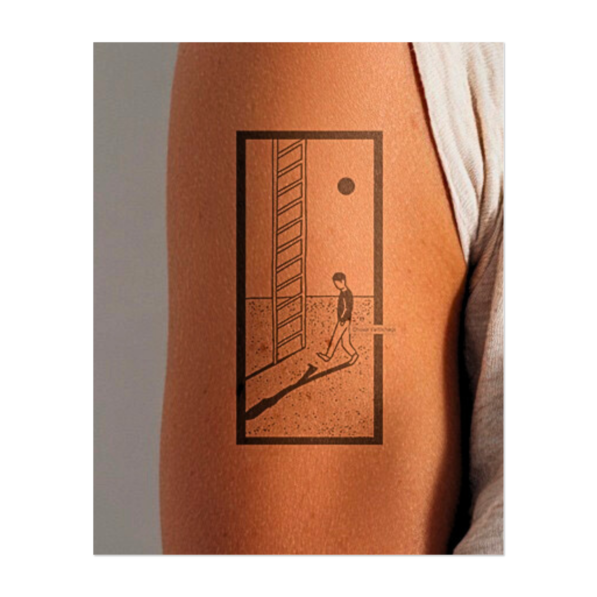 Questo tatuaggio raffigura una figura solitaria che cammina accanto a un'alta scala, proiettando una lunga ombra nel sole cupo. Con il suo minimalismo surreale, evoca occasioni mancate, introspezione e la silenziosa tensione tra scelta e destino.