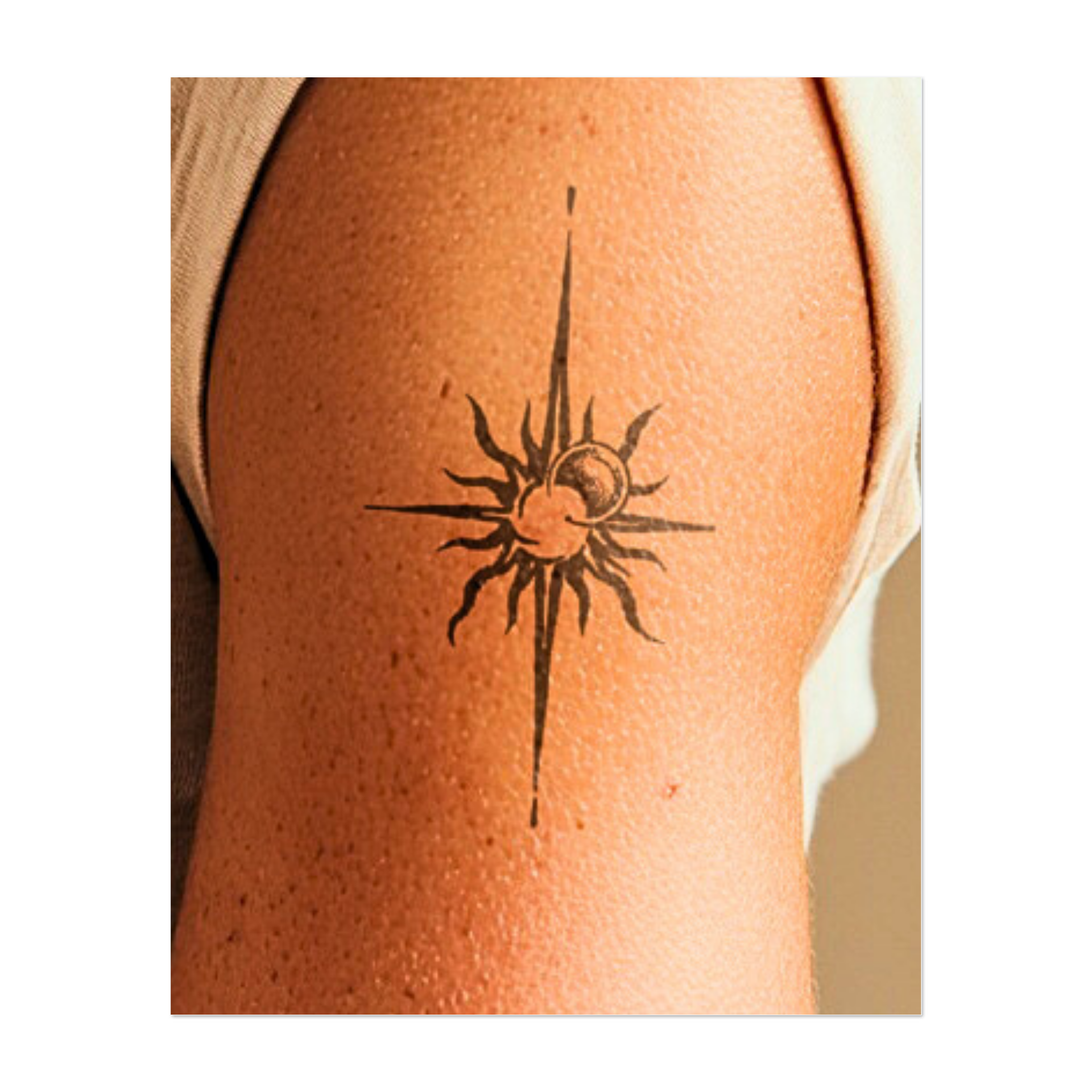 Un disegno celeste che collega il sole e la luna con una stella a quattro punte. I raggi vorticosi e il centro cosmico trasmettono equilibrio e guida, rendendolo un simbolo perfetto per la guida interiore e l'energia cosmica.