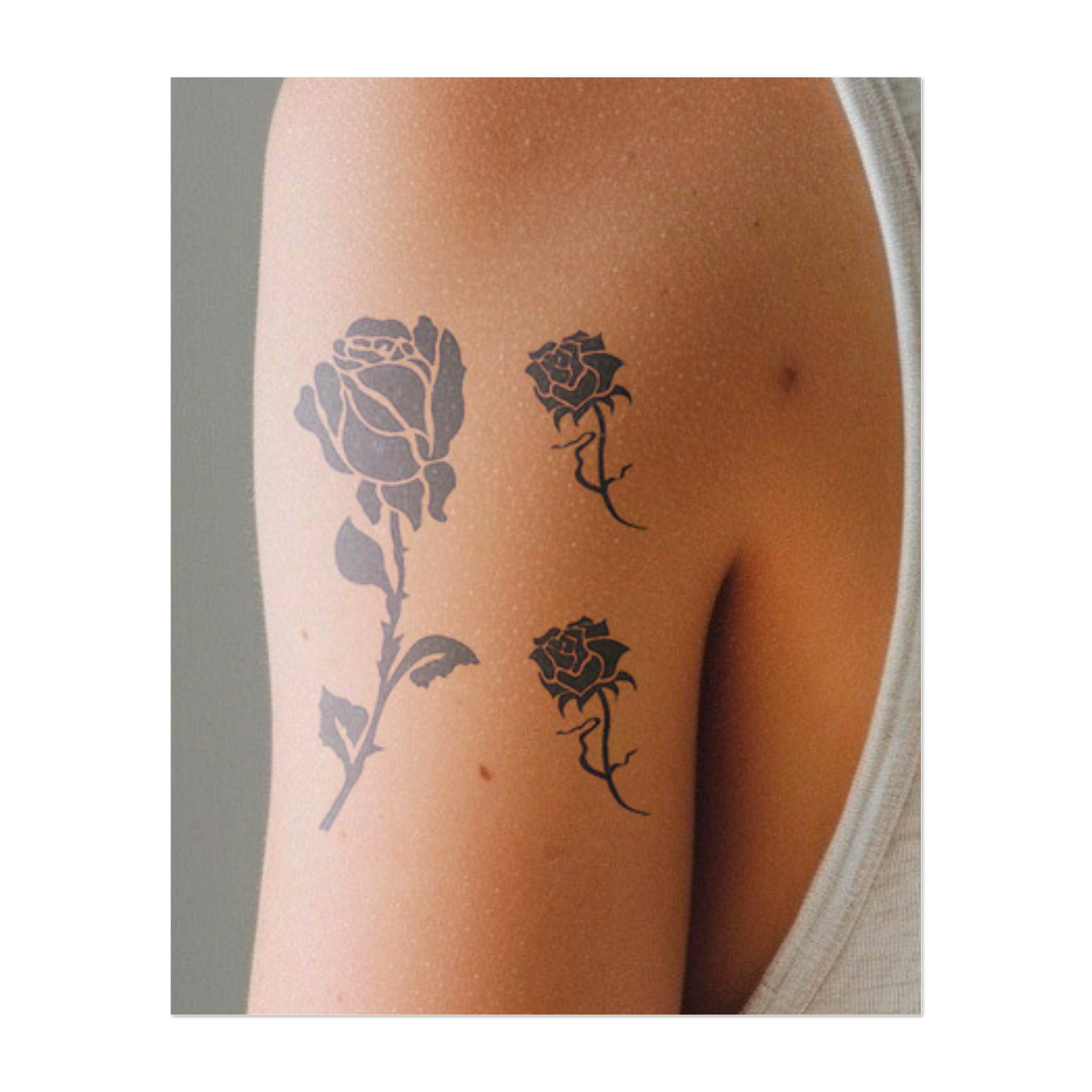 Tre eleganti rose di diverse dimensioni, che simboleggiano amore, bellezza e passione. Le linee decise e i petali delicati le rendono intramontabili, perfette per un tatuaggio delicato ma d'effetto.