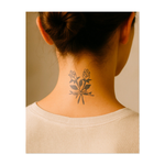 Due rose intrecciate legate insieme da un nastro simboleggiano amore, unità e connessione. Questo elegante tatuaggio rappresenta il legame tra due cuori, uniti per sempre.