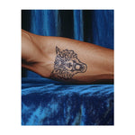 Una testa di lupo audace e ringhiante, con dettagli elaborati, che simboleggia forza, lealtà e determinazione. Perfetta per chi abbraccia la propria forza interiore e protegge ciò che gli è caro.