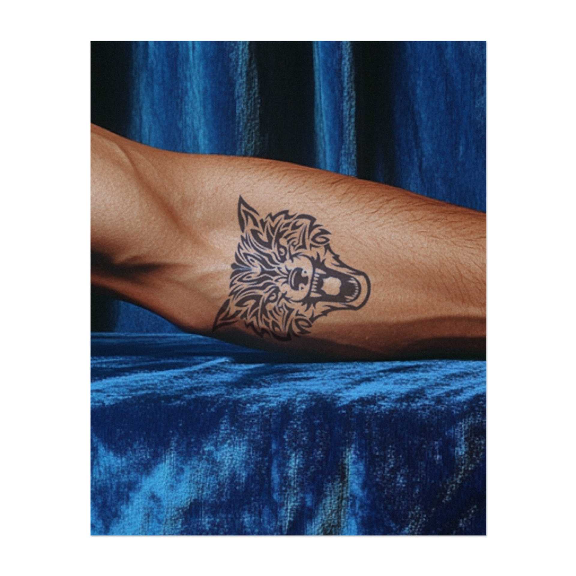 Una testa di lupo audace e ringhiante, con dettagli elaborati, che simboleggia forza, lealtà e determinazione. Perfetta per chi abbraccia la propria forza interiore e protegge ciò che gli è caro.