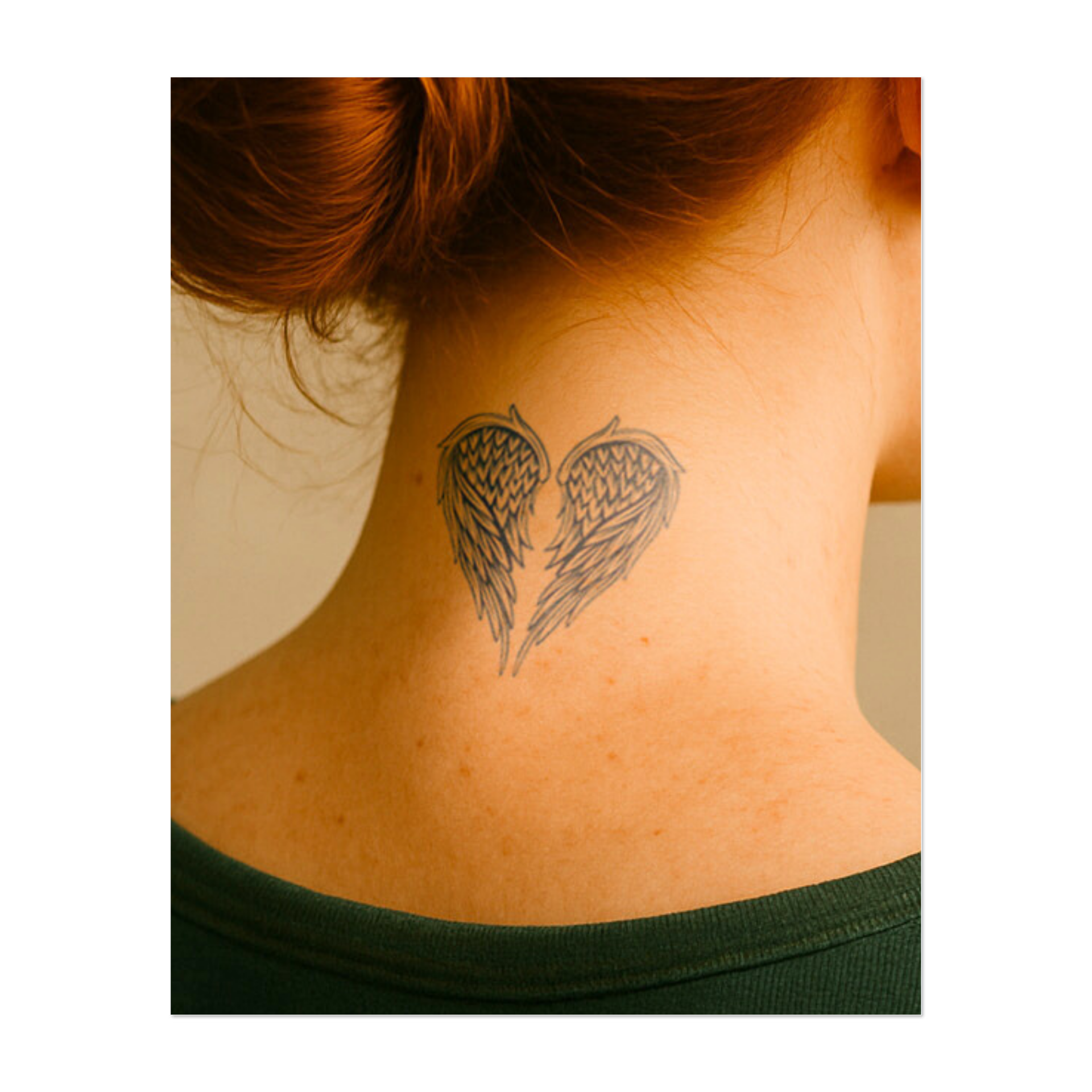 Un paio di ali d'angelo a forma di cuore simboleggiano l'amore, la perdita e la dolceamara bellezza della vulnerabilità. Un design per coloro che hanno vissuto momenti difficili ma portano ancora forza nel cuore.