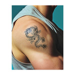 Un maestoso drago che volteggia nell'aria, con scaglie fluttuanti e artigli affilati. Questo disegno rappresenta potere, saggezza e protezione, mentre l'elegante movimento del drago aggiunge grazia e forza.