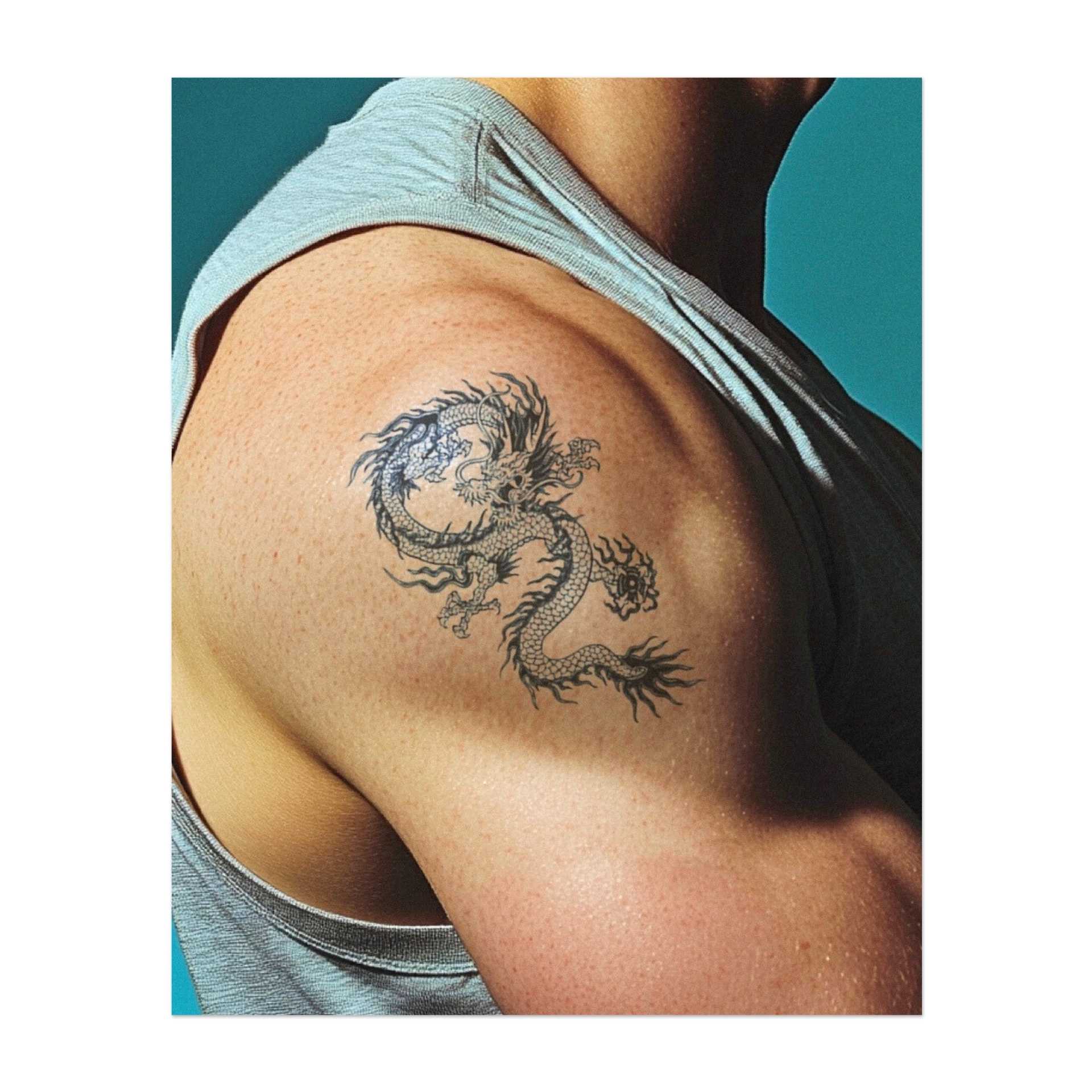 Un maestoso drago che volteggia nell'aria, con scaglie fluttuanti e artigli affilati. Questo disegno rappresenta potere, saggezza e protezione, mentre l'elegante movimento del drago aggiunge grazia e forza.