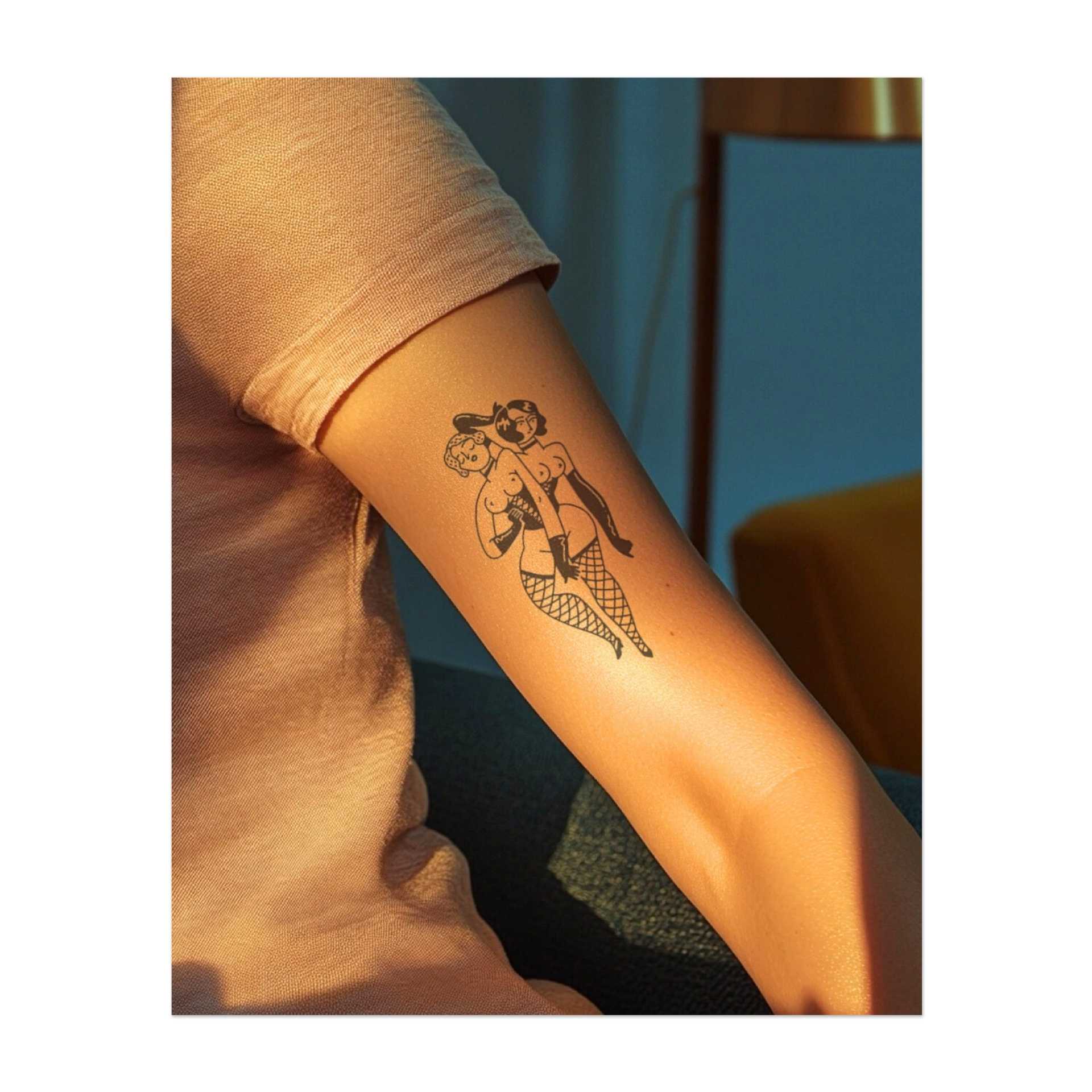 Due donne seminude che condividono le stesse gambe. Questo disegno rappresenta il paradosso e la libertà.