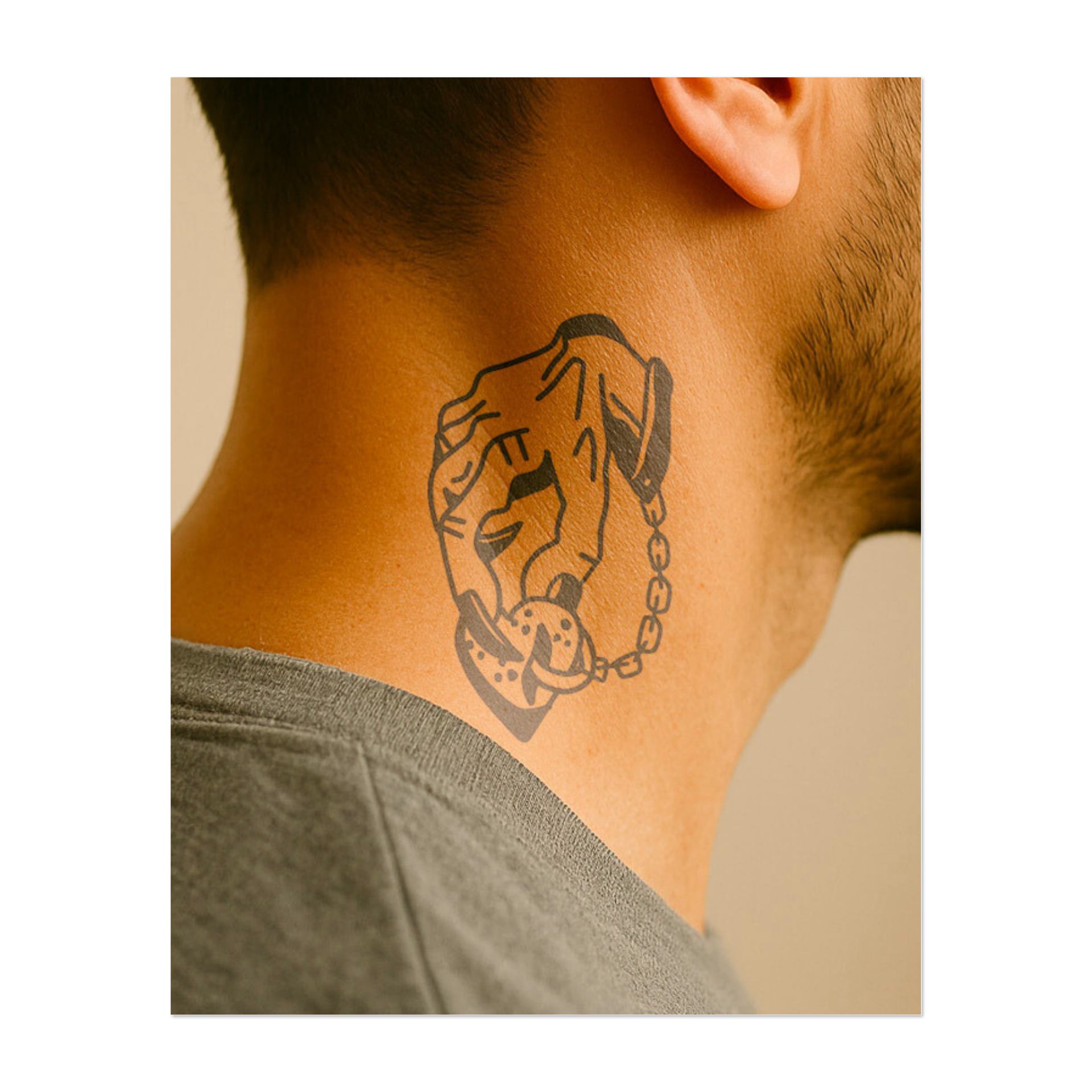 Una mano che tiene una catena e un lucchetto simboleggia la libertà e la liberazione dalle restrizioni. Un tatuaggio perfetto per rappresentare il superamento dei limiti o il raggiungimento dell'indipendenza.