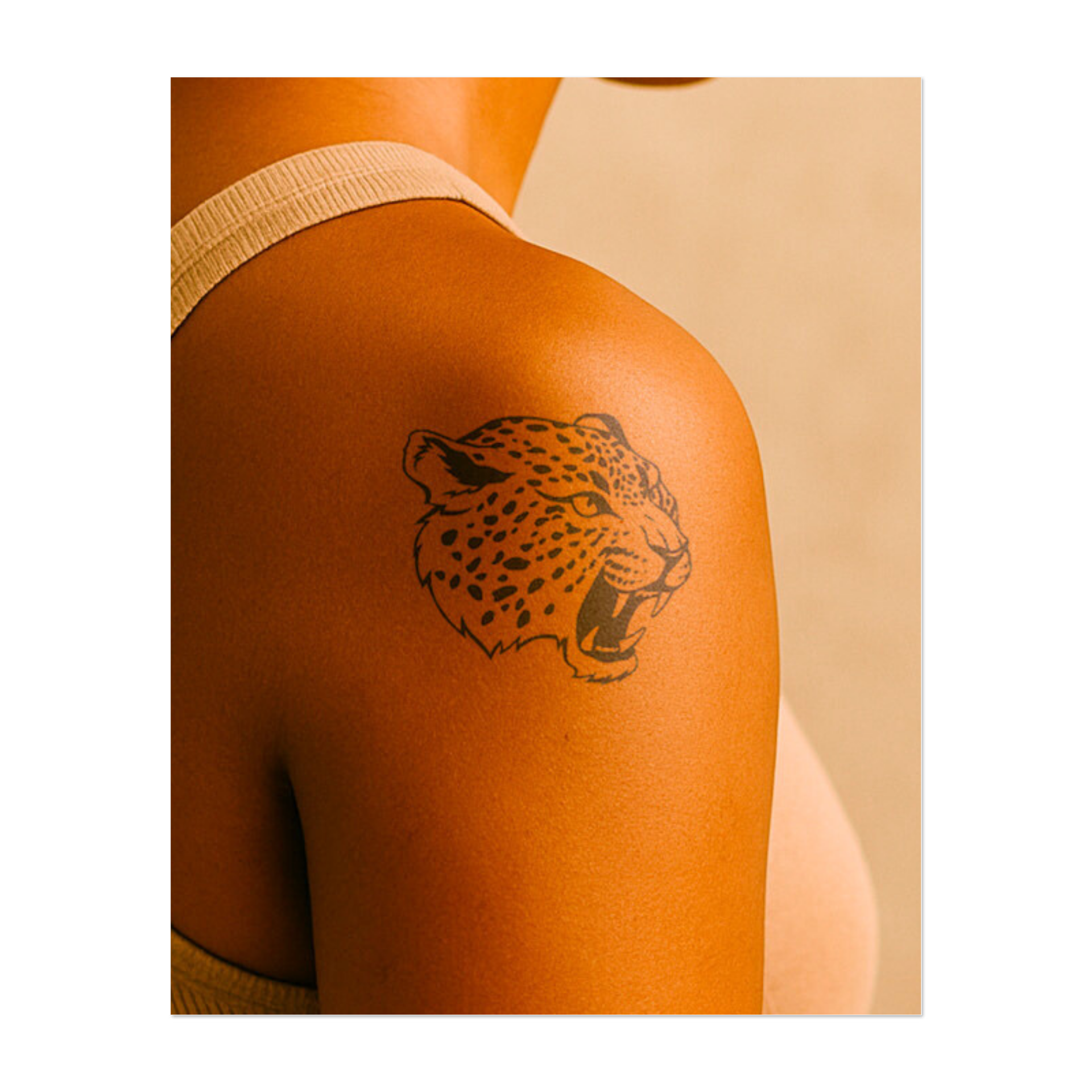 Una testa di leopardo ruggente che simboleggia forza, potenza e sicurezza. Un simbolo audace per coloro che abbracciano il loro lato selvaggio e affrontano le sfide senza paura.