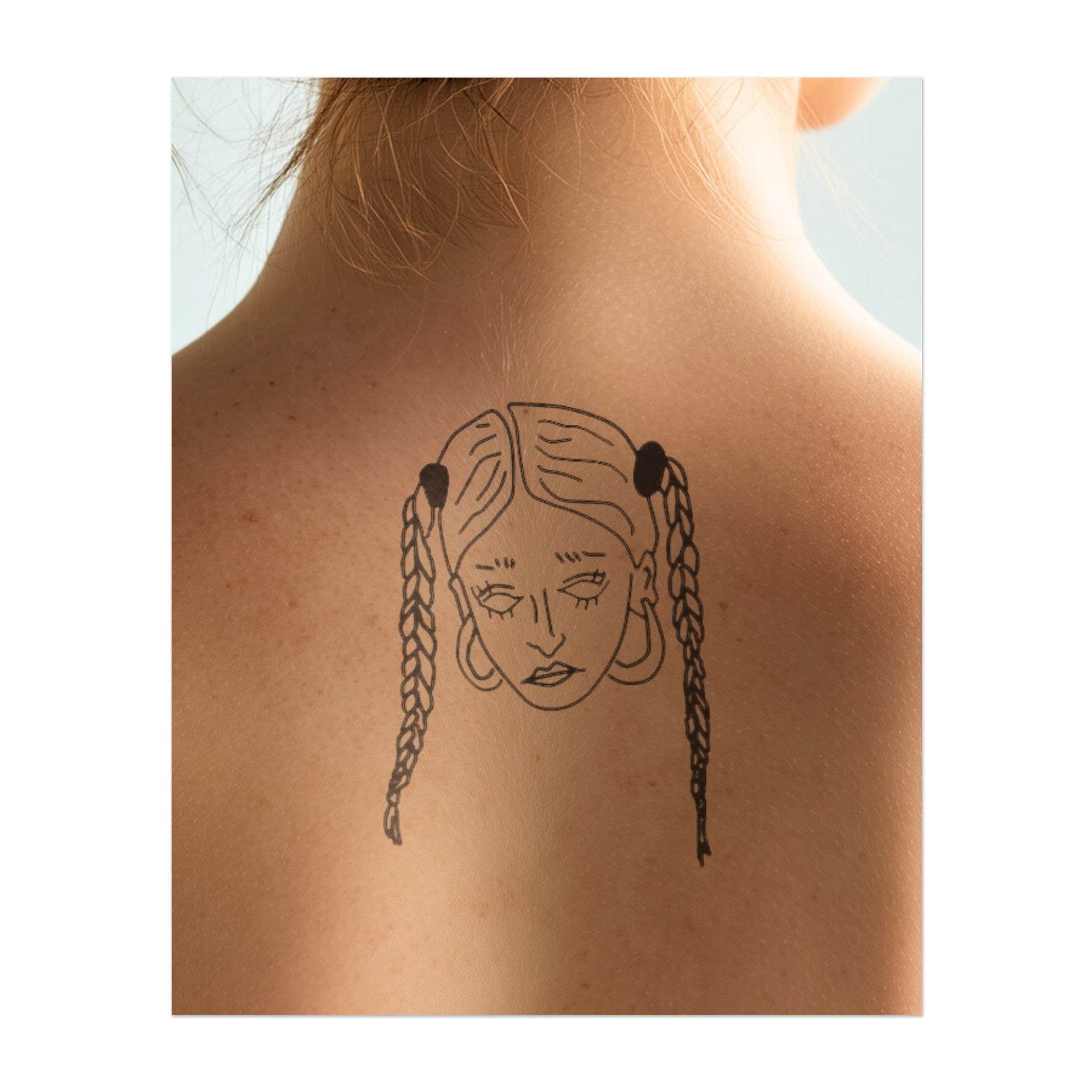 Un tatuaggio minimalista di una donna con due trecce e grandi orecchini a cerchio. La sua espressione calma e le linee delicate catturano uno stato d'animo fresco e spensierato. Il disegno è semplice ed elegante, disegnato con linee pulite.