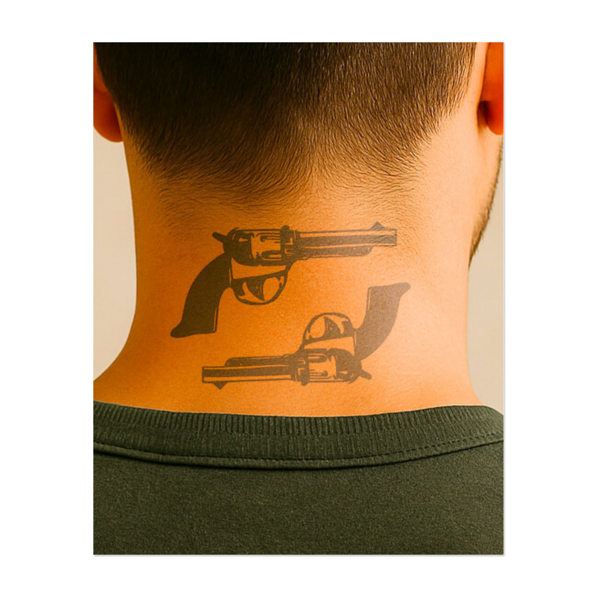 Un tatuaggio minimalista raffigurante due revolver d'epoca puntati in direzioni opposte. Il disegno utilizza linee semplici e decise per catturare l'essenza del Vecchio West e trasmettere un senso di avventura e il classico spirito da cowboy.