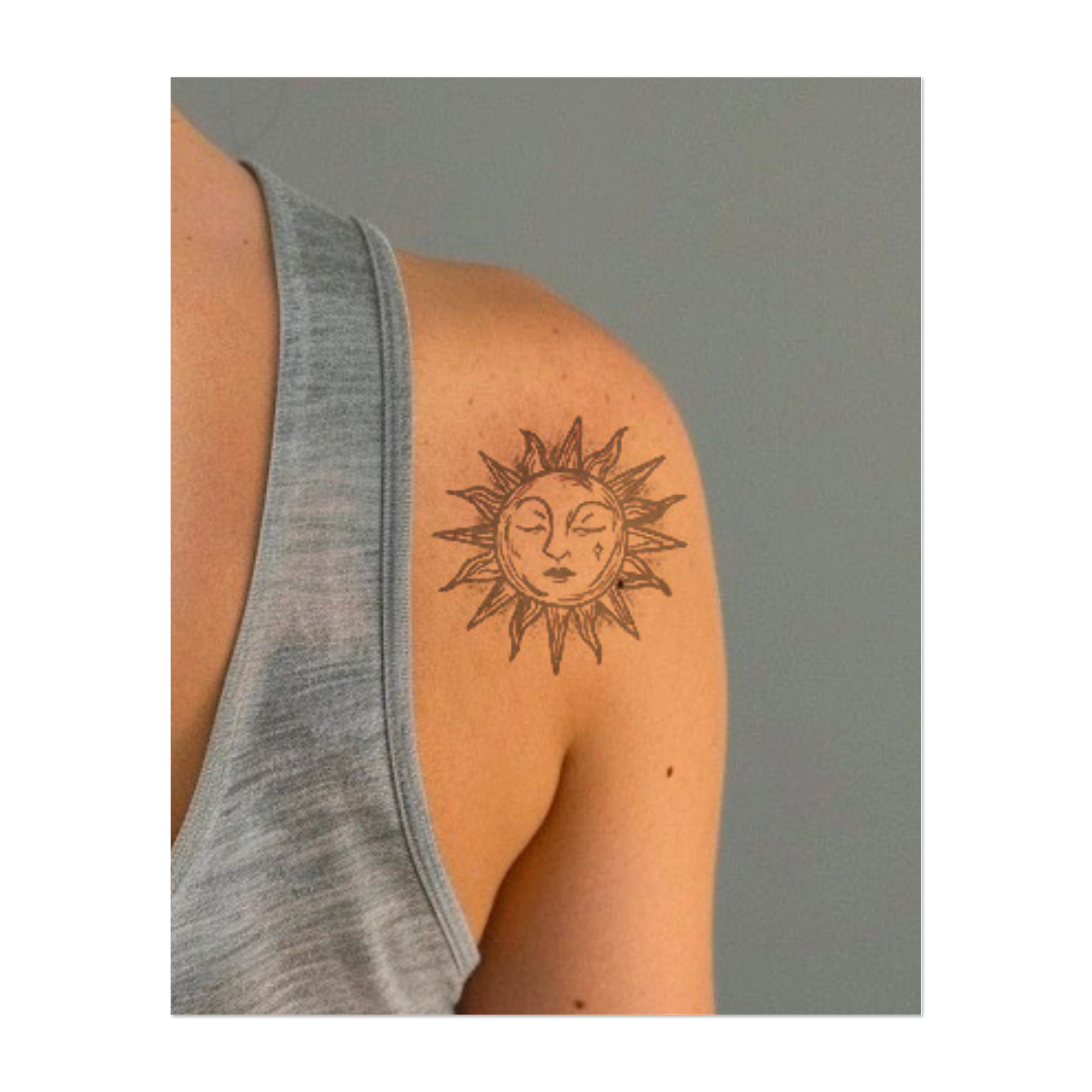 Un tatuaggio minimalista di una luna crescente con un viso gentile che piange una lacrima. Soffici nuvole turbinano intorno, aggiungendo un'atmosfera sognante e mistica. Il disegno evoca emozioni e tranquillità, disegnato con linee delicate e un tocco di magia.