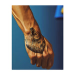 Un tatuaggio potente raffigurante la testa di un orso con la bocca spalancata in un ruggito. Il disegno cattura forza e potenza, con dettagli intricati nella pelliccia e nell'espressione, il tutto in linee pulite. Perfetto per chi incarna il coraggio.