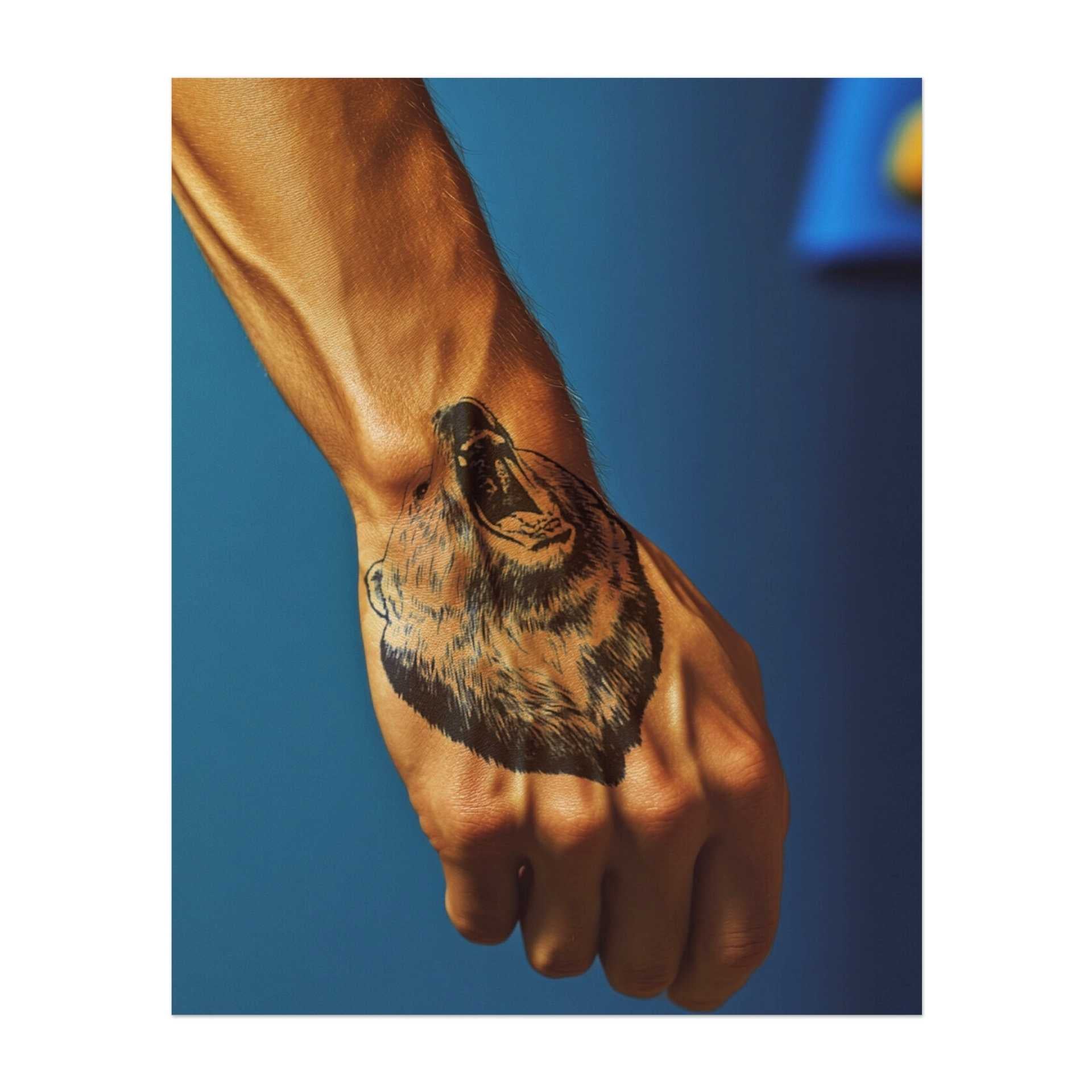 Un tatuaggio potente raffigurante la testa di un orso con la bocca spalancata in un ruggito. Il disegno cattura forza e potenza, con dettagli intricati nella pelliccia e nell'espressione, il tutto in linee pulite. Perfetto per chi incarna il coraggio.