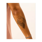 Una scena tranquilla di alti pini in una cornice a forma di diamante, con la luna e il vento che soffia sullo sfondo. L'inchiostro crea un'atmosfera calma e onirica, perfetta per chi ama la natura e il cielo notturno.