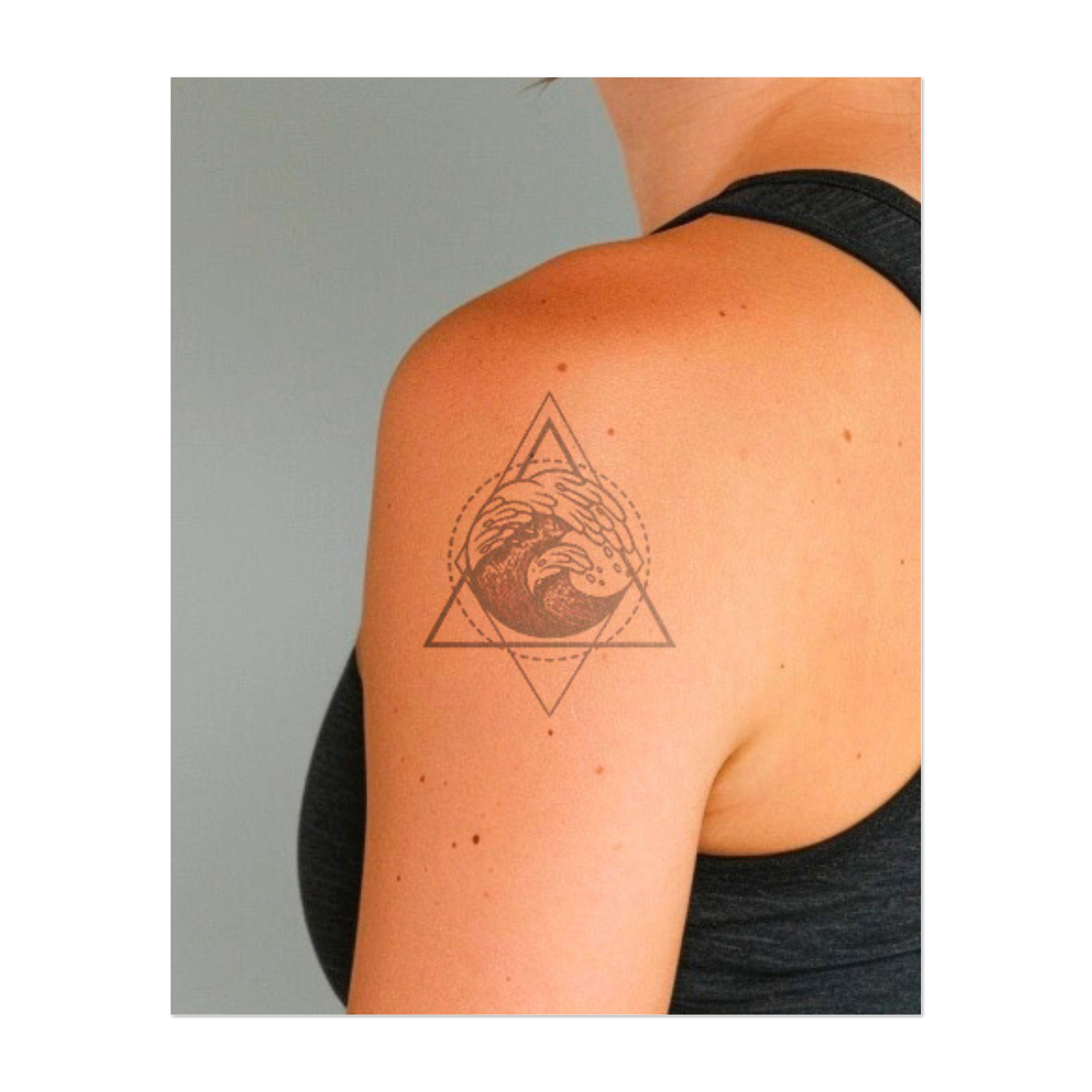 Potenti onde che si infrangono su un triangolo geometrico con le mani protese verso di esso. L'inchiostro conferisce a questo tatuaggio un'atmosfera potente ma calma, combinando la forza della natura con un tocco di energia mistica. Perfetto per chi è attratto dall'acqua e dall'equilibrio.