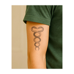 Due serpenti che si avvolgono l'uno attorno all'altro, con le teste che si incontrano in alto in un disegno equilibrato e simmetrico. Questo tatuaggio rappresenta trasformazione, guarigione e unità. Un simbolo perfetto per chi apprezza la crescita e la forza.