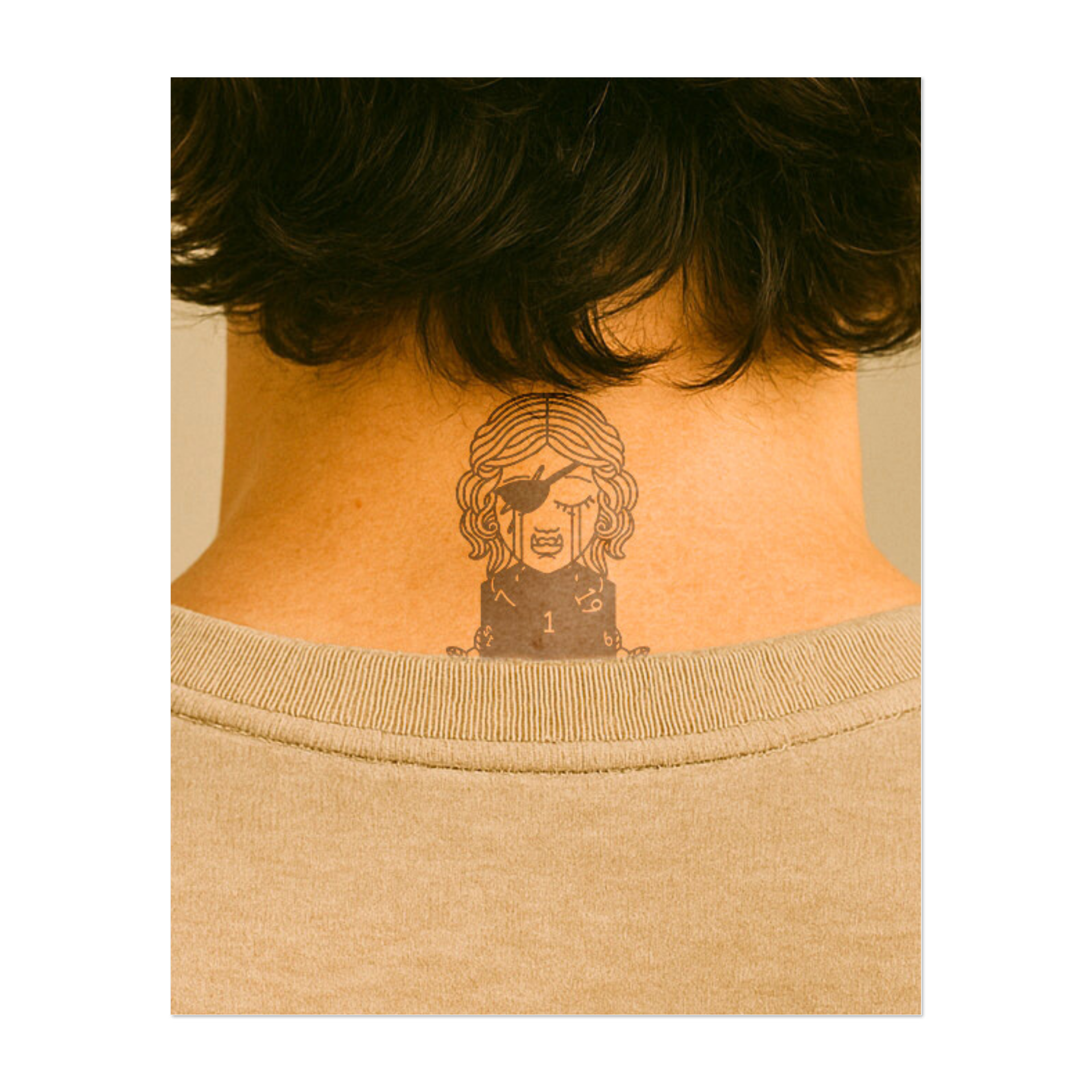 Una pirata con una benda sull'occhio, che piange lacrime di numeri, il volto colmo di emozione. Sotto di lei si trova un teschio con uno stendardo. Questo tatuaggio rappresenta la perdita, il destino e la complessità delle sfide della vita, perfetto per chi abbraccia la resilienza.