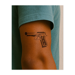 Una sorprendente rappresentazione minimalista di una pistola semiautomatica, questo design cattura la precisione meccanica e il potente simbolismo di un'arma da fuoco. Le sue linee pulite e l'elevato contrasto le conferiscono una presenza forte e iconica.