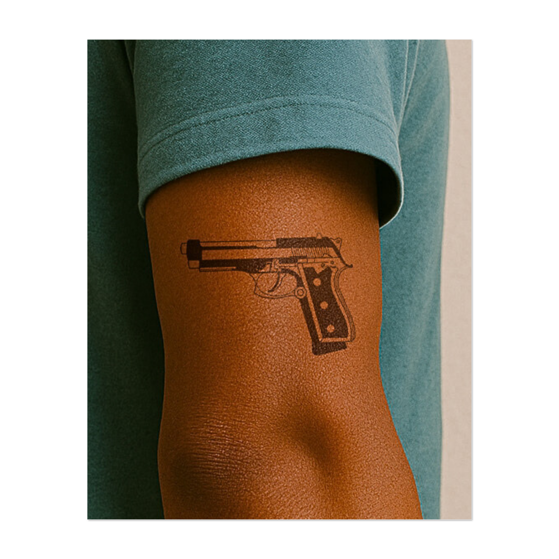 Una sorprendente rappresentazione minimalista di una pistola semiautomatica, questo design cattura la precisione meccanica e il potente simbolismo di un'arma da fuoco. Le sue linee pulite e l'elevato contrasto le conferiscono una presenza forte e iconica.