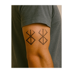 Questo tatuaggio raffigura due segni sacrificali provenienti dall'universo di Berserk. Simbolo di sofferenza, destino tragico e sopravvivenza di fronte al male assoluto, rende omaggio alla forza interiore di fronte all'inevitabile.