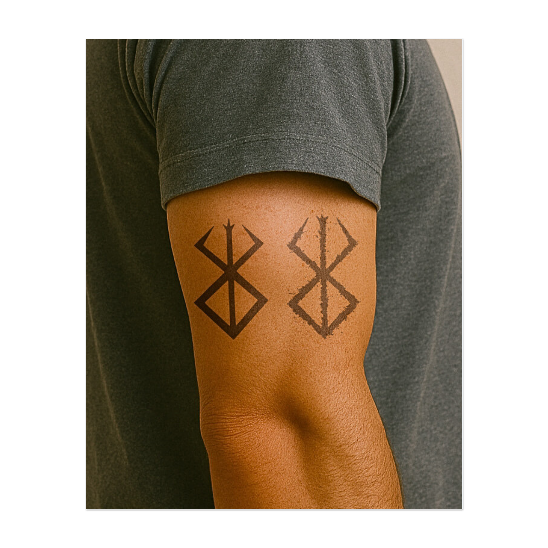 Questo tatuaggio raffigura due segni sacrificali provenienti dall'universo di Berserk. Simbolo di sofferenza, destino tragico e sopravvivenza di fronte al male assoluto, rende omaggio alla forza interiore di fronte all'inevitabile.