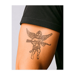 Questo disegno è un'intensa combinazione di innocenza e guerra. Mostra un angelo alato con una maschera e un fucile. Il forte contrasto tra la figura divina e le armi crea un simbolo audace e provocatorio di ribellione e conflitto.