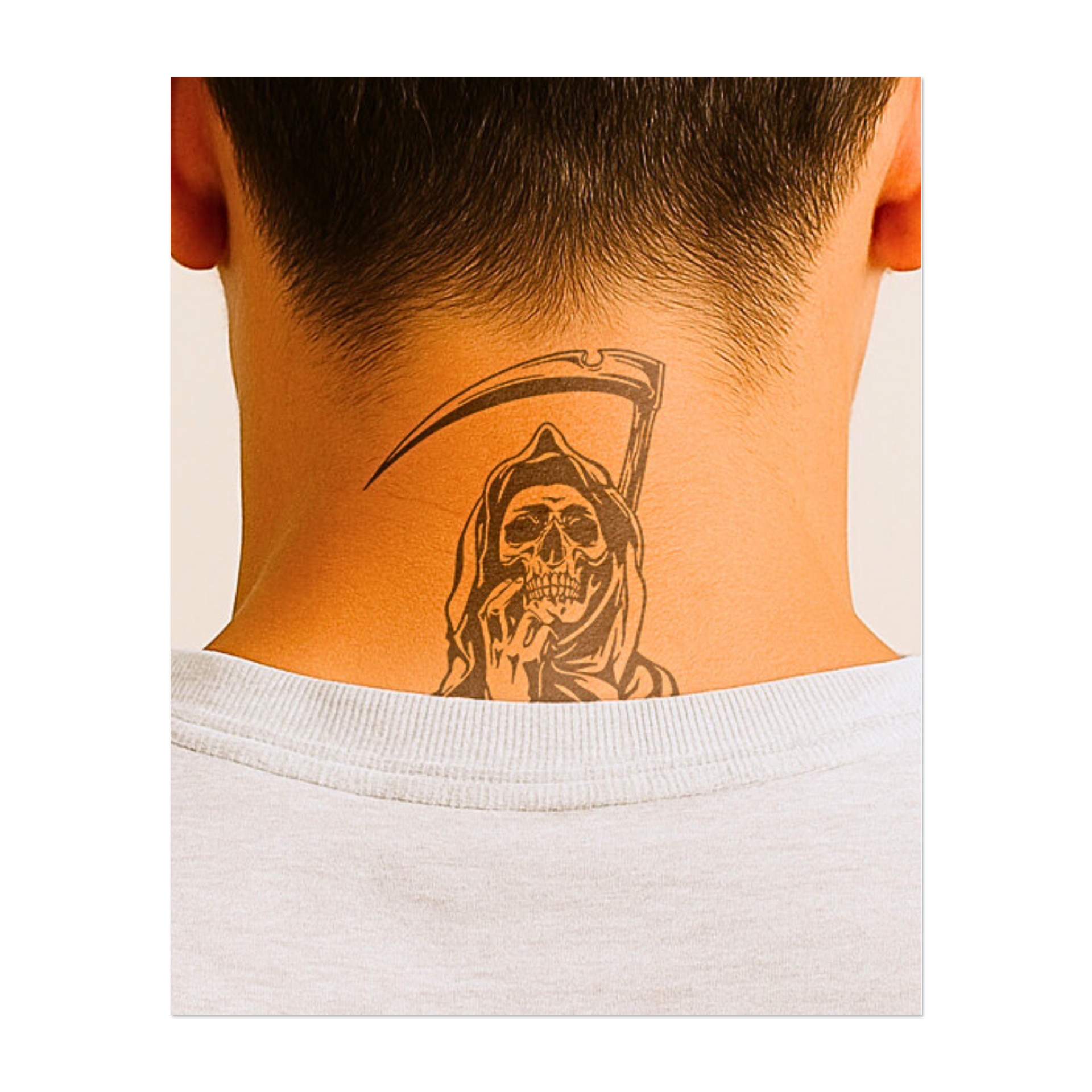 Questo sorprendente tatuaggio raffigura il Tristo Mietitore con un sorriso scheletrico, mentre fa il gesto del dito medio e impugna una falce. Vestita con abiti scuri, la figura trasuda ribellione, combinando l'inevitabilità della morte con un umorismo nero e un atteggiamento impavido.