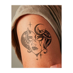 Un inquietante volto di vampiro, incorniciato da un cuore, decorato con lune crescenti, stelle e corna diaboliche. Questo tatuaggio temporaneo unisce la bellezza gotica al mistero celeste, catturando il fascino dell'oscurità, del potere e della seduzione eterea.