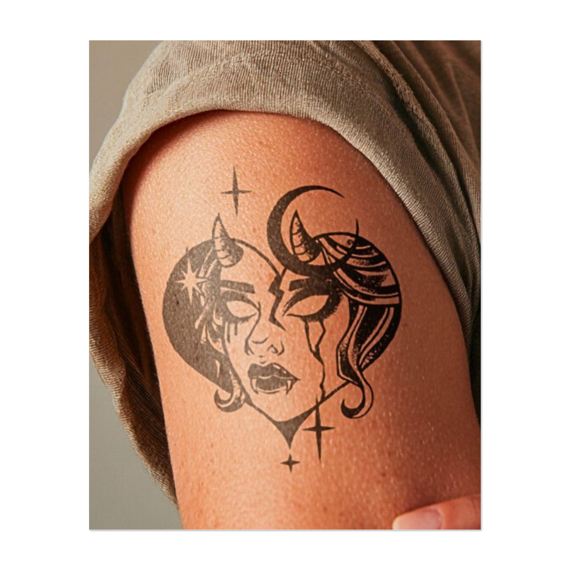 Un inquietante volto di vampiro, incorniciato da un cuore, decorato con lune crescenti, stelle e corna diaboliche. Questo tatuaggio temporaneo unisce la bellezza gotica al mistero celeste, catturando il fascino dell'oscurità, del potere e della seduzione eterea.