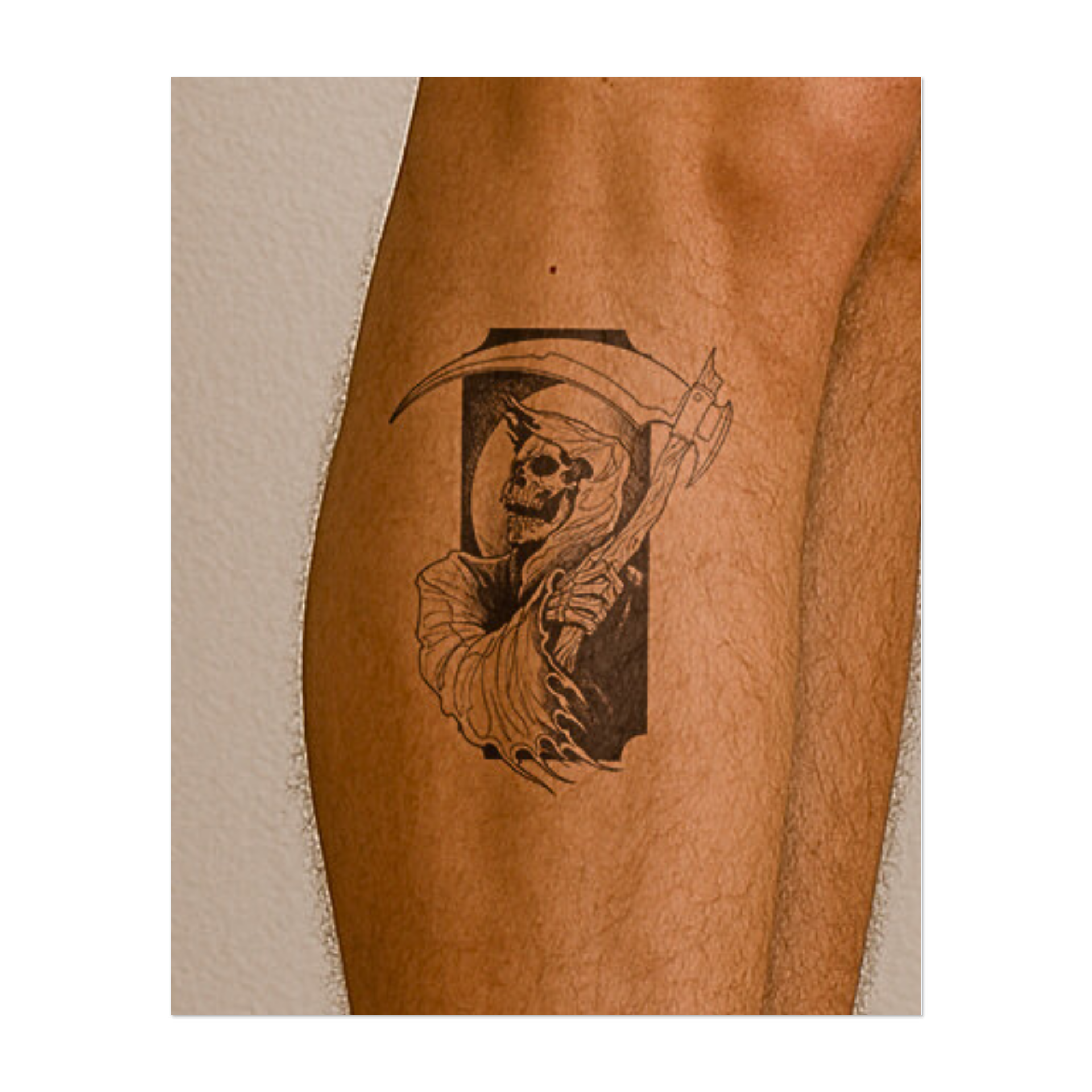 Questo tatuaggio inquietante raffigura il Mietitore sotto una luminosa luna piena, mentre impugna una falce ricurva nelle sue mani scheletriche. Vestita con una tunica fluente, la figura emerge da un ambiente buio, simboleggiando la mortalità, l'inevitabilità e l'eterna danza tra la vita e la morte.