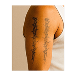 Due grandi spine intrecciate si ergono, le cui punte aguzze creano un senso di forza e resilienza. Questo tatuaggio simboleggia il superamento delle difficoltà e il percorrere un cammino difficile ma determinato. Perfetto per chi ama le sfide.