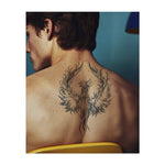 Una maestosa fenice, con le ali spiegate e le fiamme che esplodono dalle sue piume mentre risorge dalle ceneri. Questo tatuaggio simboleggia rinascita, forza e trasformazione. Un simbolo perfetto per chi ha superato le sfide e ne è uscito più forte.