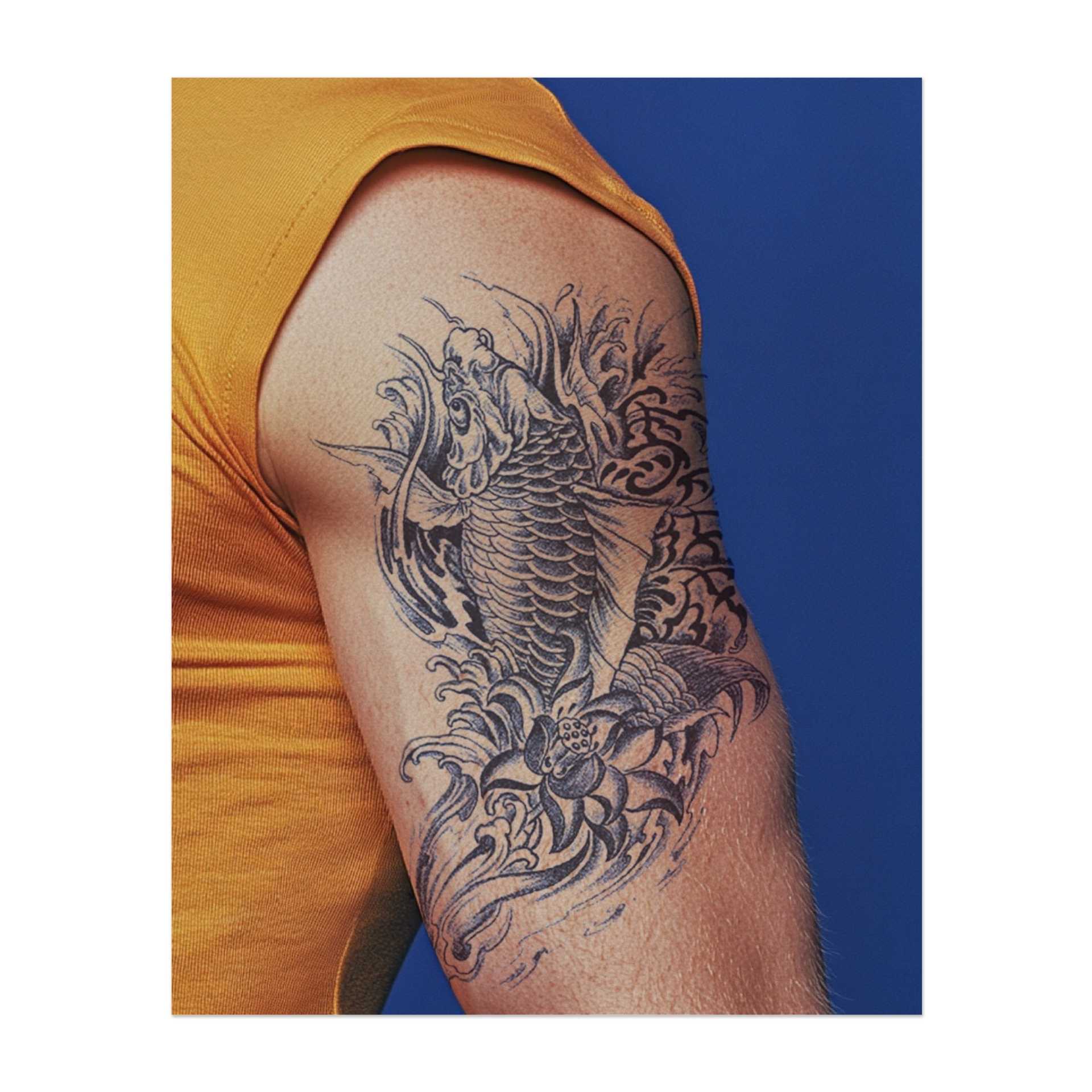 Un grazioso pesce koi che nuota tra onde potenti, circondato da splendidi dettagli floreali. Questo tatuaggio simboleggia resistenza, trasformazione e felicità. Perfetto per chi cerca armonia e crescita nel proprio percorso di vita.